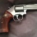 Revolver Smith and wesson un argent et un noir